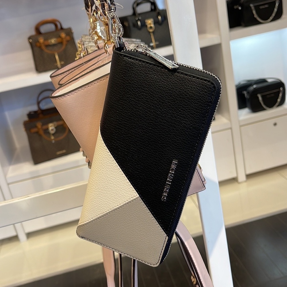 MICHAEL KORS LARGE TRAVEL CONTINENTAL WRISTLET WALLET PHONEHOLDER Black Multi - Picture 6 of 16